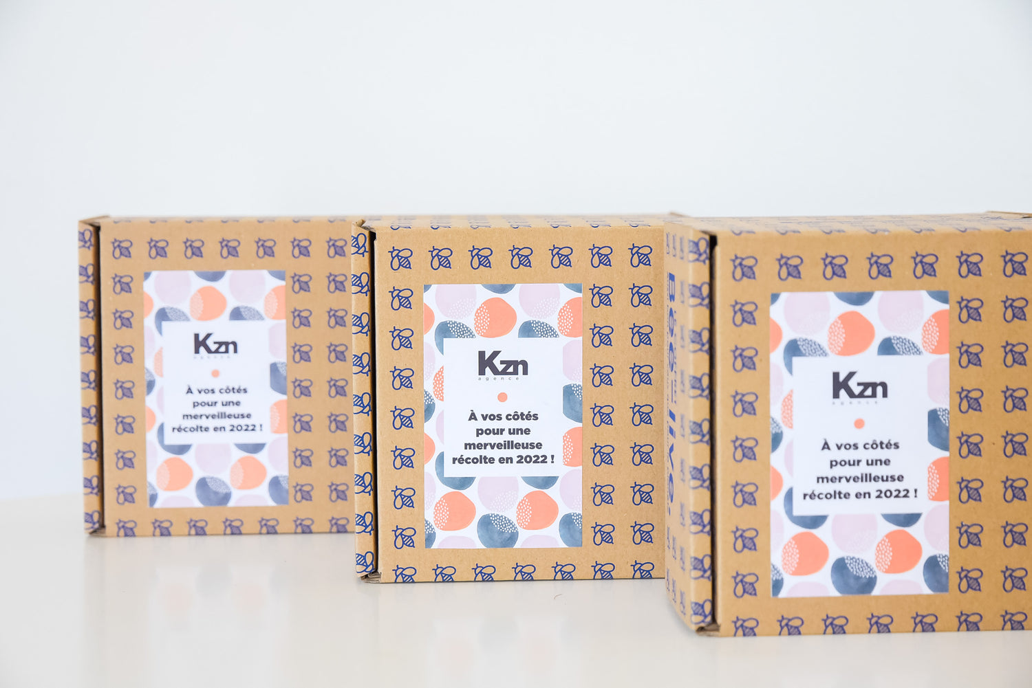 zoom sur le devant du coffret personnalisé avec le logo de l'entreprise