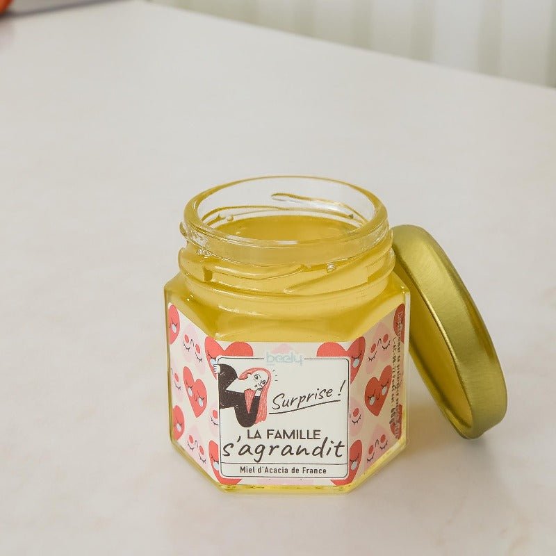 pot de miel ouvert avec étiquette la famille s'agrandit